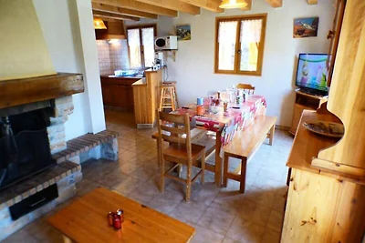 Chalet im Wald in der Nähe der Skipisten