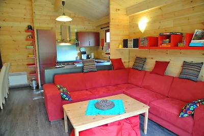 Chalet in legno con stufa a legna