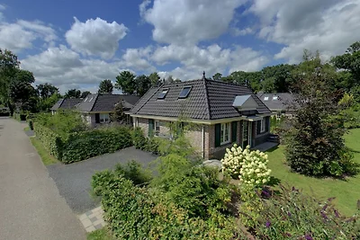 Villa con camino all'aperto vicino al Veluwe