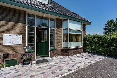 Geräumiges Ferienhaus am See in Friesland