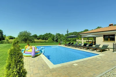 Villa mit Pool und Sonnenschirm in Rovinj