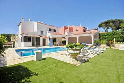 Schönes Ferienhaus in Vilamoura mit Grill