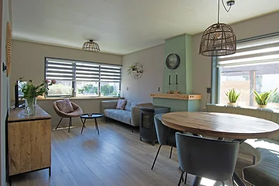 Moderner 4-Personen-Bungalow in Strandnähe
