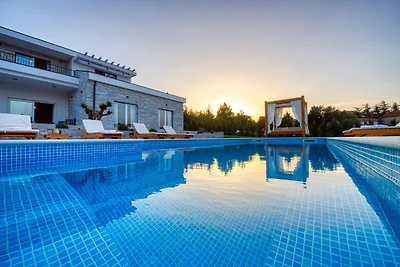 Villa con piscina privata e giardino