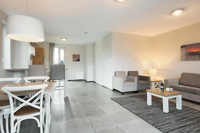 Sfeervol huis met 2 badkamer, op 700 m.