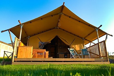 Tenda piacevole con piscina