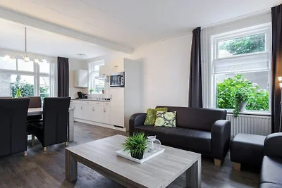 Ferienhaus in Nes mit Schwimmbecken