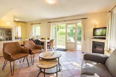 Strohgedeckte Villa mit Geschirrspüler in ein...