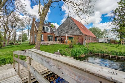 Knusse boerderij in de weilanden te Suwald me...