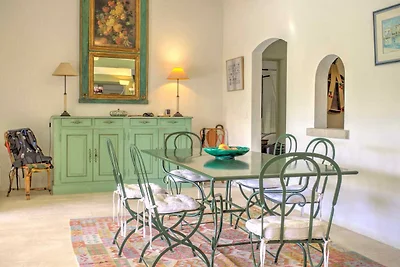 Elegante stenen villa met zwembad nabij...