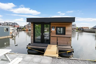 Schönes neues Bootshaus auf dem Wasser in...