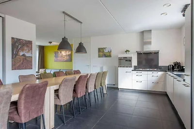 Villa ristrutturata con 5 bagni, situata in u...