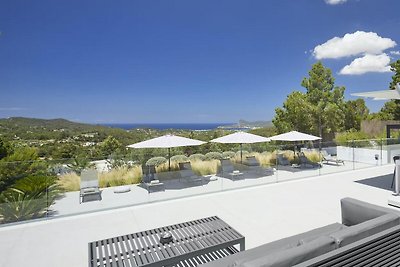 Strakke villa met mooi terras