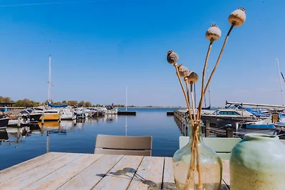 Modernes Hausboot mit Klimaanlage im...