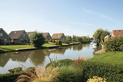 Beautiful house with jetty near IJsselmeer