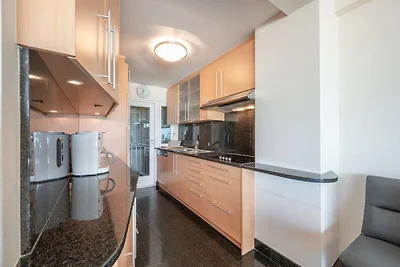 Modernes Apartment mit seitlichem Meerblick
