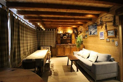 Traditionelles Chalet mit Holzdekor, sehr war...