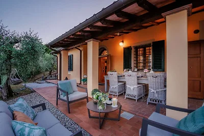 Villa nabij Lucca met wijngaardzicht