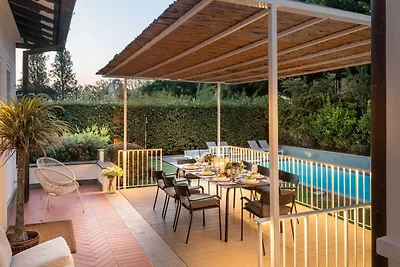 Üppige Villa mit Pool in Pietrasanta