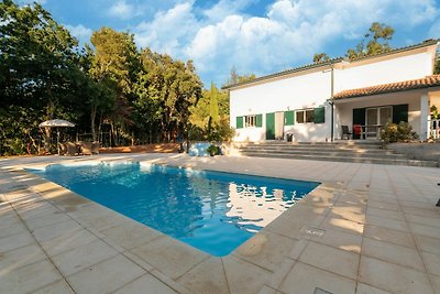 Haus mit großem Garten und Swimmingpool