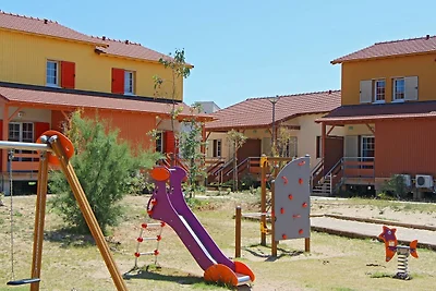 Farbenfrohe Ferienhäuser in Strandnähe