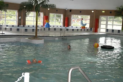 Villa in Friesland mit Garten am Wasser