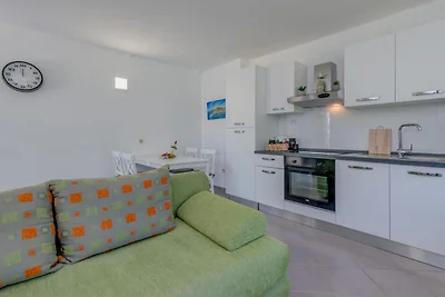 Seaside Getaway Holiday Home with Patio Slati...