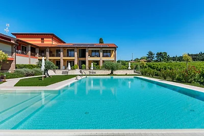 Moderna casa vacanze a Lazise con piscina...