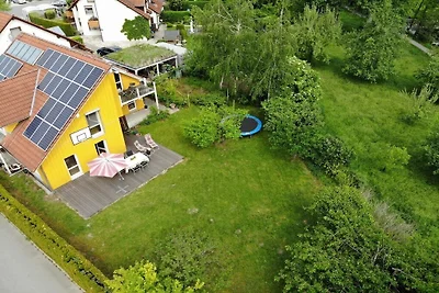 Holzhaus mit großem Garten