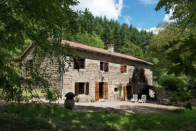 Caratteristica villa in Ardeche con camino