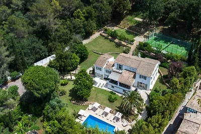 Villa in Valbonne met zwembad en sportvelden
