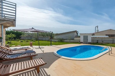 Casa de vacaciones en Kaštelir con piscina.