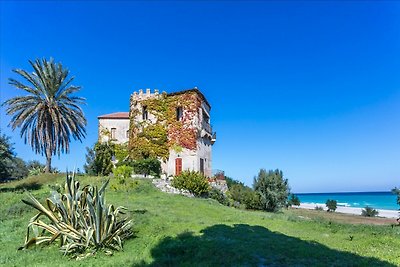 Villa fronte mare con giardino in Calabria