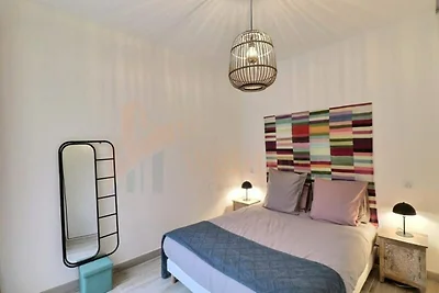 Villa bei Velaux mit Pool und Hügelblick