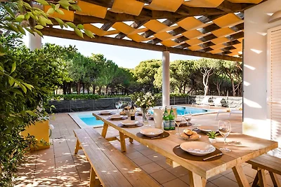 Grande villa con piscina privata a pochi pass...