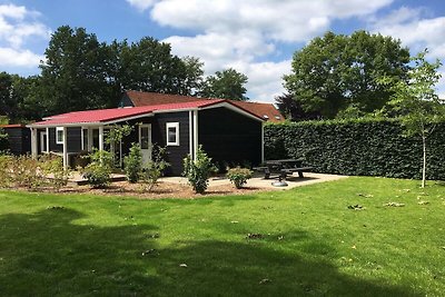 Chalet mit Gartenhaus in einem Ferienpark