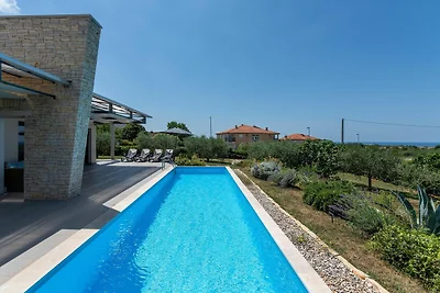 Villa moderna con piscina, terrazza coperta e...