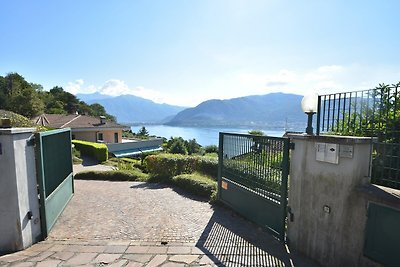 Appartamento a Verbania con vista lago