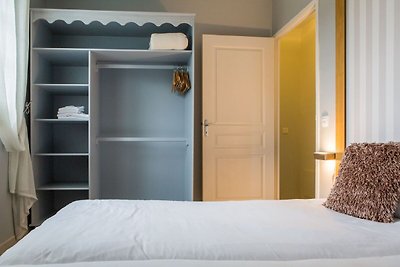 Buntes Ferienhaus im baskischen Stil in grüne...