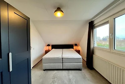 Deluxe-Bungalow am Wasser mit Steg