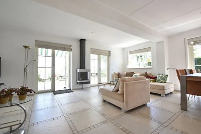 Attraktives Ferienhaus in Oude mit Garten