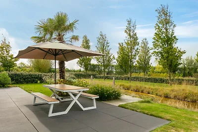 Ferienhaus in Zeeland mit Terrasse am Bach