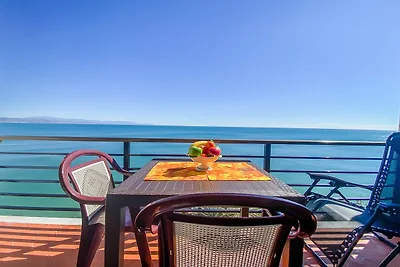 Appartamento fronte mare con vista...