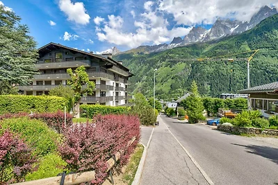 Apartment with Lovely Terrace near Lift...