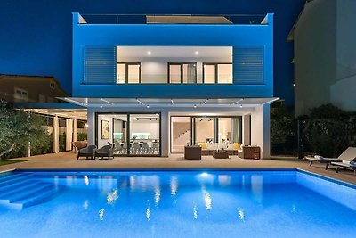 Moderne Villa mit privatem Pool und Terrasse