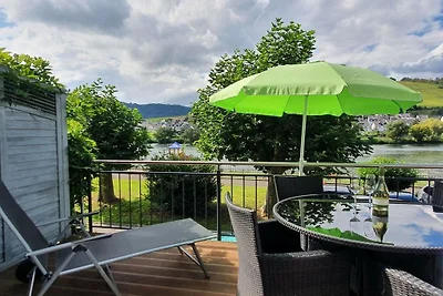 Hallenbach mit Moselblick