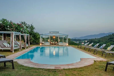 Villa di lusso con 10 camere da letto a Lucca