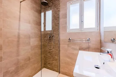 Stilvolle 2-Zimmer-Wohnung mit Balkon, 3 Minu...