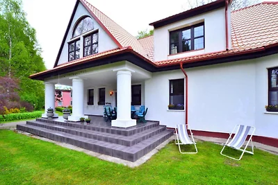 Große Ferienvilla mit Kamin und Garten