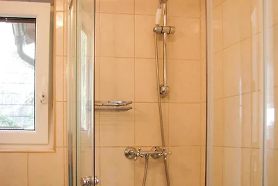Casetta indipendente con cortile recintato di...